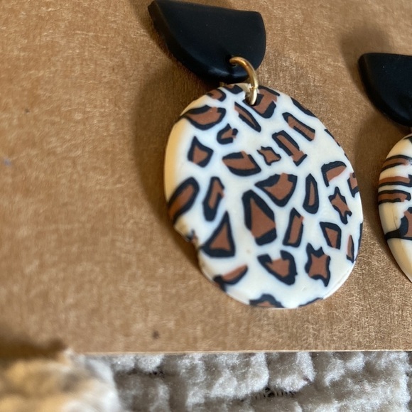💌 Retro 80s Geometric Leopard Print Earrings - Picture 7 of 9